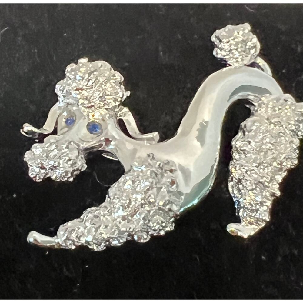 VTG GERRYS Crouching Poodle Dog Pin Silver Tone Blue‎ Gem Rhinestone Eyes Brooch